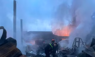 Hiện trường vụ cháy kho dầu nhớt ở Lâm Đồng thiêu rụi 5 ô tô