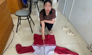 'Nữ quái' giả dạng học sinh đột nhập lớp học, trộm nhiều tài sản