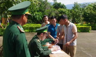 Người dân vùng biên Kon Tum giao nộp súng tự chế