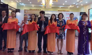 Cắt băng khai mạc Triển lãm ảnh Di sản Việt Nam. Trí Quân.