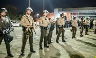 Cảnh sát được triển khai dày đặc trên các tuyến bố kể từ khi lệnh khẩn cấp có hiệu lực. 