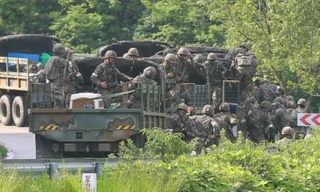 Binh sĩ Hàn Quốc và xe quân sự tập trung gần khu vực phi quân sự (DMZ). Ảnh: AFP.