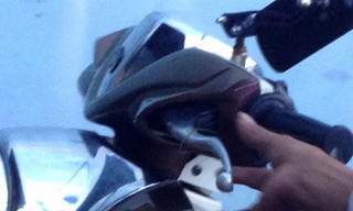 Rắn lục dài 1,5 mét bò ra từ đầu xe máy đang chạy