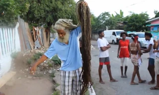 Người đàn ông có mái tóc dài 'khủng'