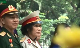 Người dân dâng hương tưởng nhớ Đại tướng Võ Nguyên Giáp