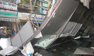 Hiện trường tấm bảng hiệu bị đổ 