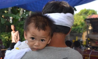 Bé 8 tháng khát sữa trong đại tang bố mẹ và anh trai