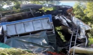 Lật xe chở rau trên đèo, 2 người thiệt mạng