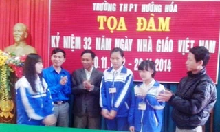 Hành động của hai em học sinh là tấm gương sáng để các em khác học tập. 