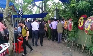 Đám tang chị Bích khiến người dân, đồng nghiệp thương xót.