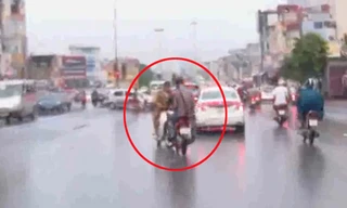 Pha tai nạn xe máy khó lường trong mưa Hà Nội