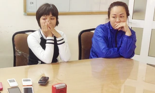 Hạnh và Nga cùng tang vật tại cơ quan điều tra.