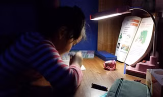 Bé N.T.H, học sinh lớp 2 ở Đông Anh (Hà Nội) vẫn phải đánh vật với bài tập tới 9 giờ tối. Ảnh: Tùng Anh (Dân Việt).