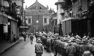 Lễ diễu hành của các chiến sĩ bộ đội về Nhà hát Lớn sau ngày Giải phóng Thủ đô 10/10