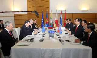 Thủ tướng Ý Matteo Renzi, Chủ tịch Hội đồng châu Âu Herman Van Rompuy và Chủ tịch Ủy ban châu Âu José Manuel Barroso đón Thủ tướng Nguyễn Tấn Dũng đến dự ASEM 10. Ảnh: TTXVN