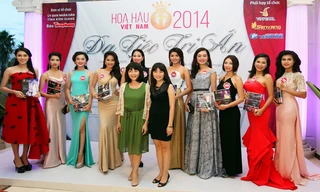 Họa sĩ Hà Huỳnh Mỹ - Sáng lập và Cố vấn mỹ thuật ArtClick và bà Lục Đan Mỹ Uyên – Giám đốc ArtClick chụp hình lưu niệm sau khi tặng photobook cho các thí sinh.