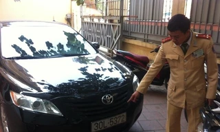 Chiếc xe Camry mang biển số không do cơ quan có thẩm quyền cấp. 