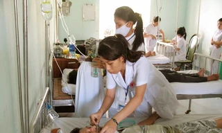 Hơn 100 công nhân nhập viện sau khi ăn cơm hộp