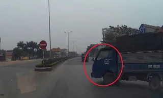 Màn phản xạ cực nhanh của tài xế ôtô tránh xe tải