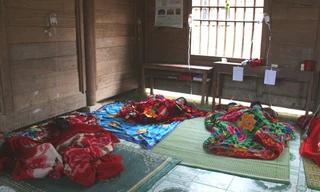 Bệnh nhi nhiễm sởi đang được điều trị tại bản Piềng Cọc, xã Mai Sơn