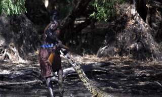 Một ngày đi săn cá sấu của thổ dân Australia