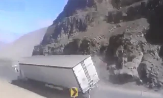 Xe đầu kéo lật ngang vì vào cua tốc độ cao