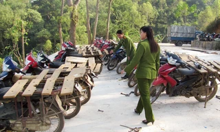 Hai lần ra quân, Công an Văn Lãng tạm giữ 65 xe mô tô vi phạm chở hàng lậu.