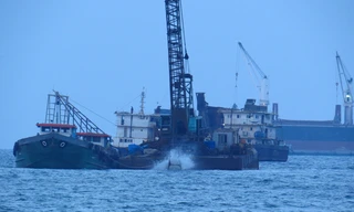 Nạo vét cửa Nhật Lệ: Lợi cho dân hay lợi cho ai?