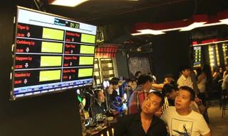 Khách hàng chăm chú theo dõi khi giá bia đang "sập" sàn để kêu những loại bia mà mình thích. 