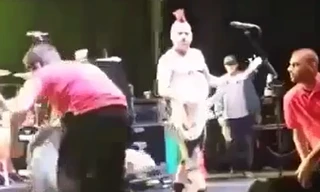 Ca sĩ “đầu gấu” đánh gục khán giả trên sân khấu