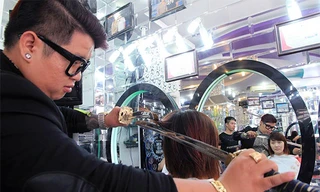 'Đệ nhất kéo' Đà Nẵng cắt tóc bằng hai thanh kiếm