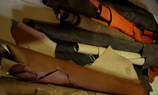 Da thuộc, đã nhuộm và sáp dầu được các chủ xưởng ưa thích nhất, vì chất liệu dễ may, giữ màu tốt. Ảnh: FBNV.