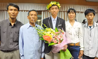 Nguyễn Thế Hoàn chụp chung với bố mẹ, em trai và ông ngoại. Ảnh: Văn Chung.