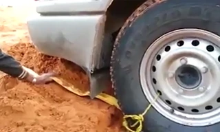Mẹo hay 'giải cứu' ô tô bị sa lầy