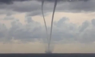 Vòi rồng trên mặt nước ở Italy