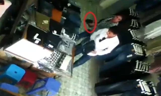 Cặp đôi sành điệu trộm quần jean trong nháy mắt