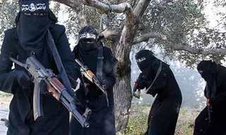 Các nữ cảnh binh của IS. Ảnh: Getty Images