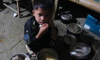 Bữa cơm chan nước mì tôm của học sinh bán trú É Tòng