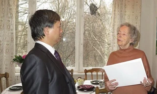 Cán bộ Đại sứ quán Việt Nam tại Liên bang Nga trao thư cảm ơn cho bà Sofia Lenidovna Korchikova. Ảnh: Duy Trinh/Vietnam+.