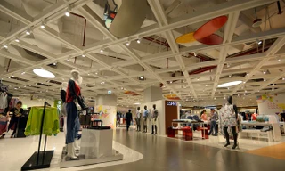 Cảnh vắng vẻ khu mua sắm ở tòa nhà Lotte