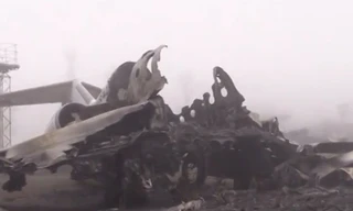 Xác máy bay chở khách la liệt trên sân bay Ukraine