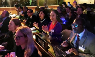 Bà Đinh Thị Lệ Thanh (áo đỏ) - Phó Chủ tịch UBND tỉnh Nghệ An có mặt tại các phiên họp. Ảnh: Lệ Thanh (Dân Trí).