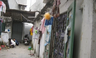 Khu nhà trọ lụp xụp nằm sâu trong đường Khương Đình, nơi nhiều người bị “móc túi” bởi nhiều quy định vô lý của chủ trọ.