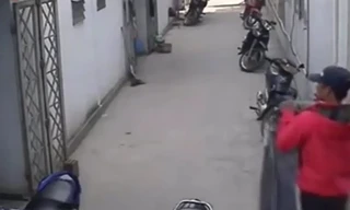 Tên trộm ăn đòn xông phi vì khoắng quần áo trong xóm trọ