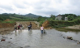 Nước suối nhỏ các em còn dám đi, nhưng mỗi khi nước đổ về thì ngày đó các em thì phải ở nhà.