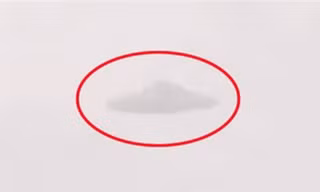 UFO xuất hiện mập mờ sau đám mây lớn ở Mỹ