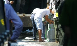 Những bình gas ông Đệ dùng để cố thủ giữ nhà. 