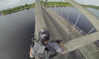 Quái xế liều mạng phóng xe trên thành cầu cao vút