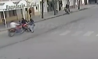 Mô tô đâm trực diện xe nôi em bé