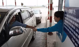 Phát tờ rơi hướng dẫn, điều chỉnh thu phí cao tốc Nội Bài - Lào Cai